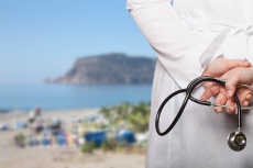 Министърът на туризма иска лекари на ротация по морето