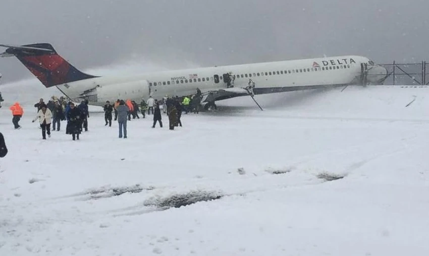 Самолет излезе от пистата в Ню Йорк