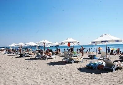 Как да върнем българите на морето, щом сянката струва колкото хотела?