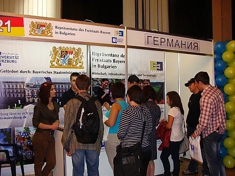 \"Образование без граници\" до неделя в НДК