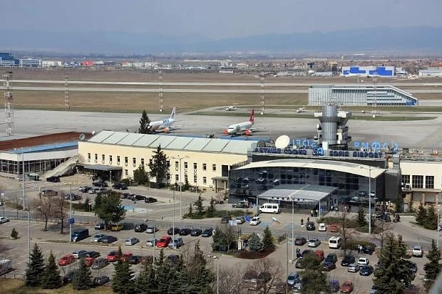 Такситата на летището закъсаха заради метрото