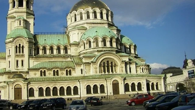 Туристически автобуси ще могат да спират пред \"Св. Александър Невски\"