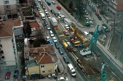 Тротоар пропадна на бул. „Черни връх”
