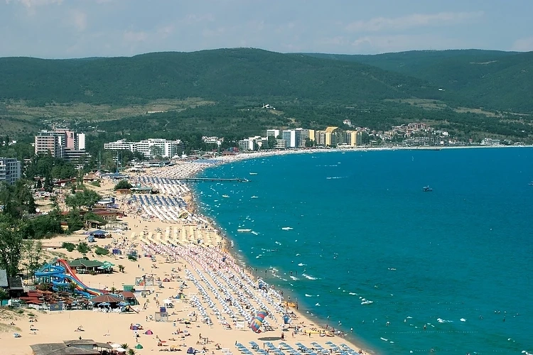 Неподготвени служители и \"кражби на персонал\" по морето