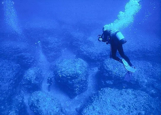 Водолази чистят морското дъно