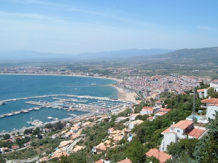 В Росес всеки паркира яхтата пред вратата си