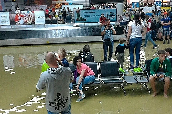 Летището в Сочи под вода