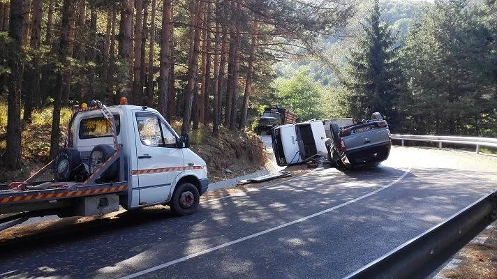 Автомобил превозващ друг автомобил се преобърна 