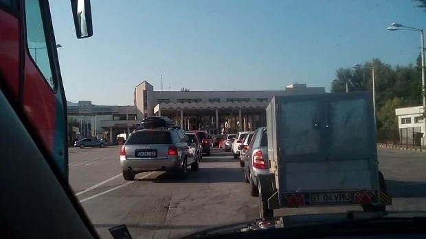 Колона от автомобили на \"Кулата\"
