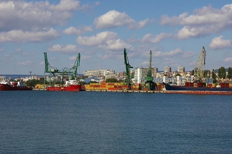 Затвориха пристанище Варна заради намалена видимост 