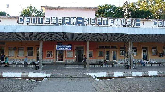 Възстановено е движението на влаковете през гара Септември