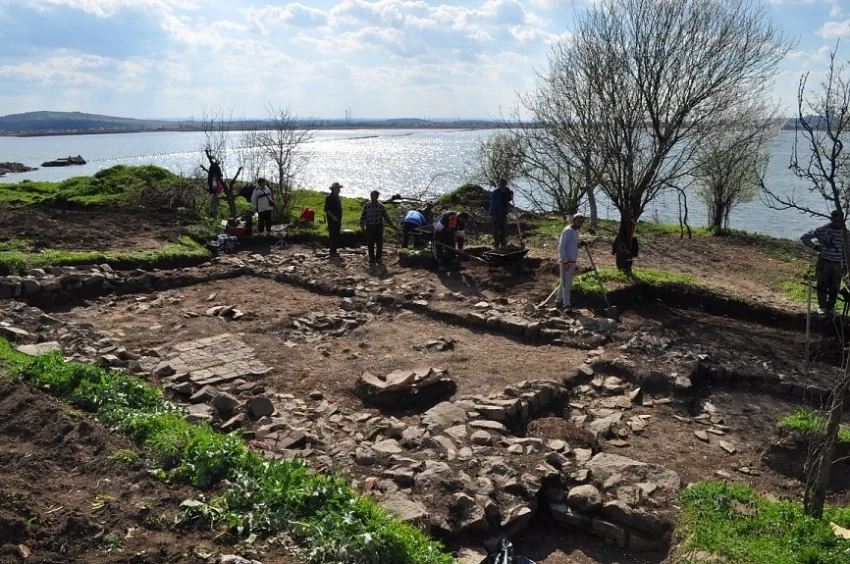 Археолози откриха медальон в крепостта Порос край Бургас