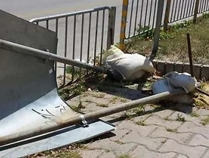 Слабия сезон предизвика мъж да среже рекламна табела на конкуренцията