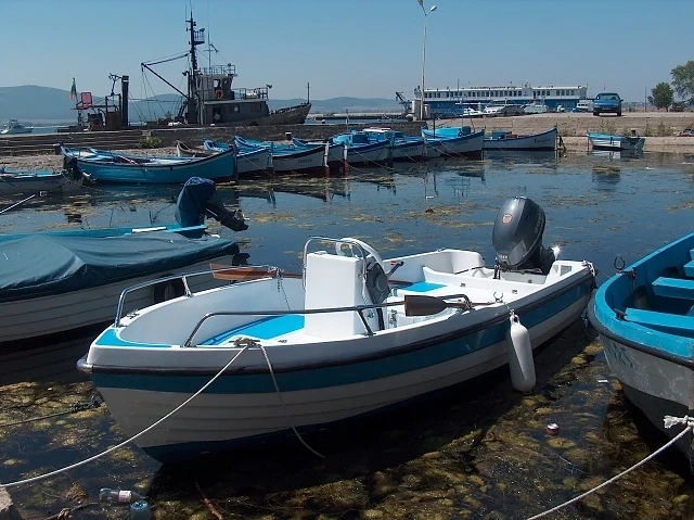 Дават моторни лодки под наем за рибари