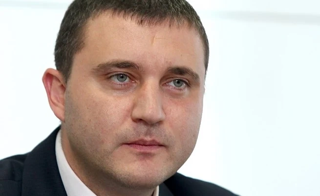 Финансовият министър захапа Николина Ангелкова