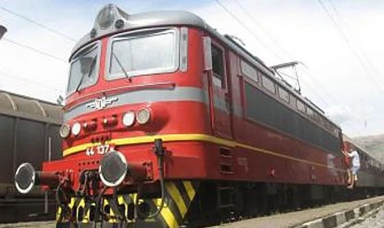 Аварирал локомотив забавя движението в посока София-Пловдив