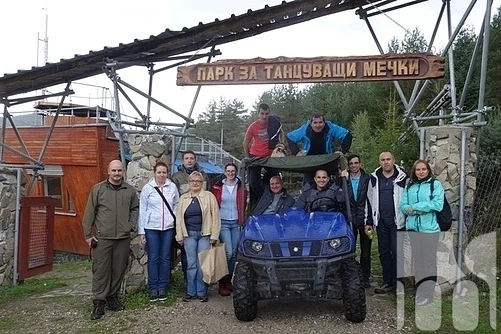 Хотел Кемпински Гранд Арена Банско дари храна на мечките в Белица