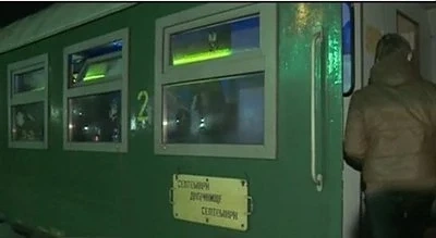 Студенти вдигат наздравици в теснолинейката от Септември за Добринище 