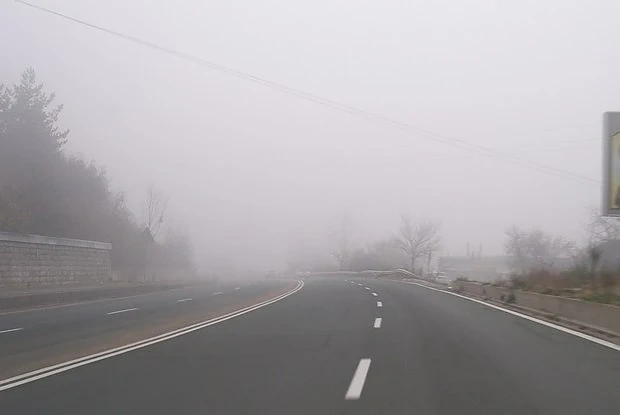 Гъста мъгла затруднява движението в страната