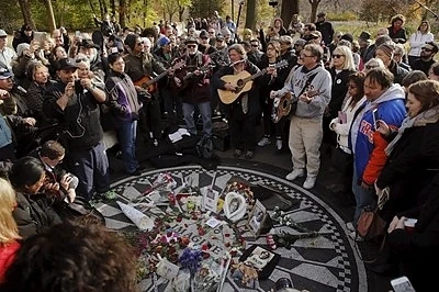 Фенове изнесоха концерт в памет на Джон Ленън 