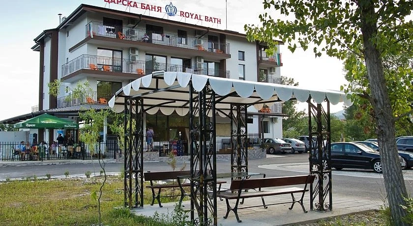 Чисто нов хотел изгоря в град Баня