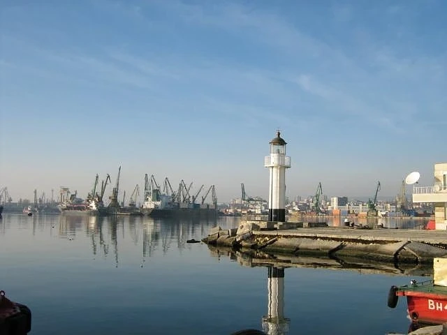 Пристанище Варна е отворено за маневриране 