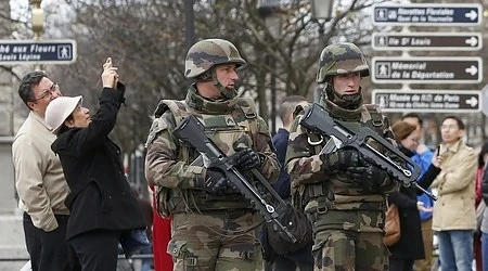 Туристите се притесняват да посещават Париж