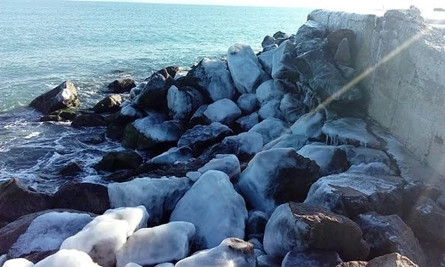 Морето на брега в Бургас замръзна 