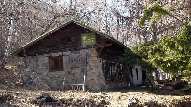 Младо семейство възстановява хижа „Кикиш”