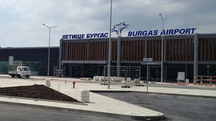 Данъчни ще броят туристите на летището в Бургас
