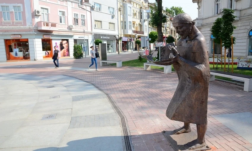 Красива скулптура посреща туристите във Варна