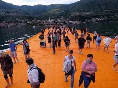 Български художник поведе стотици по вода