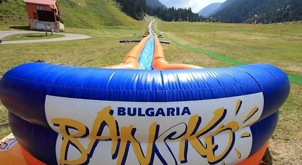 Опънаха надуваема пързалка на ски писта в Банско