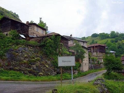 Стотици хора се стичат на празника на ореха в родопско село