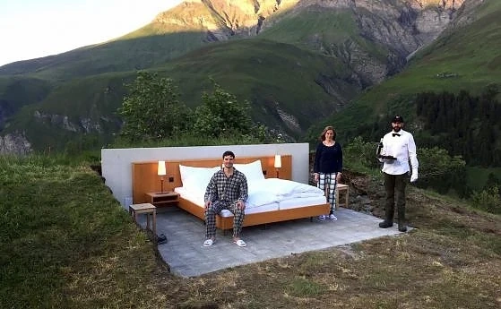 Отвориха открит хотел в Алпите (снимки)