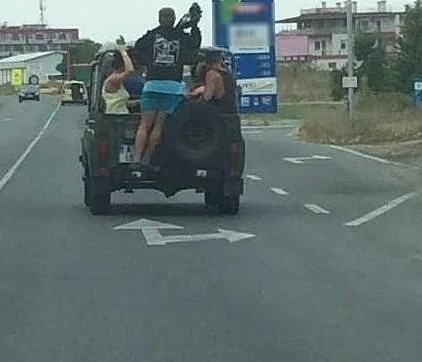  Чужденци висят като маймуни от стари уазки на Слънчака 