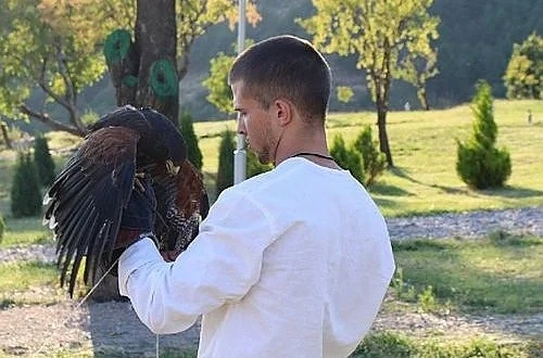 На лов със соколи в стара крепост