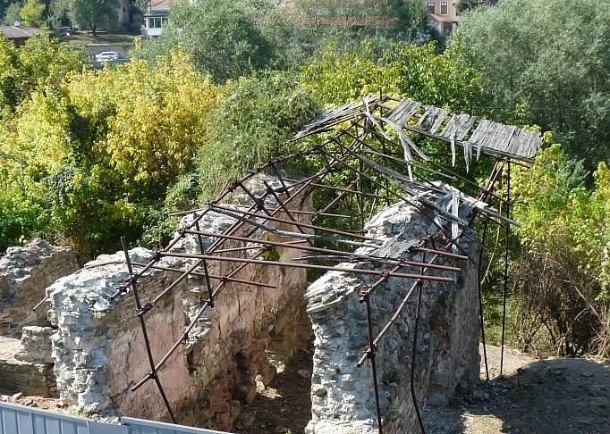 Все повече туристи искат да видят Шишмановата баня в Търново 