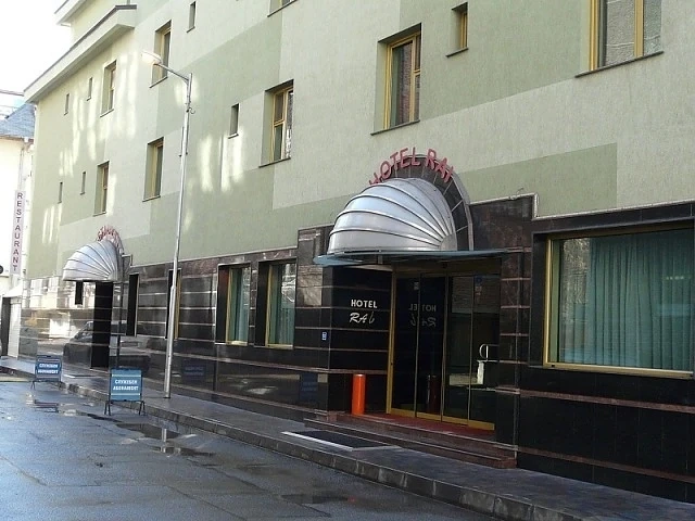 Продават 31 хотела в София