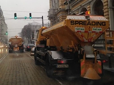 Обработват пътищата срещу заледяване в София    
