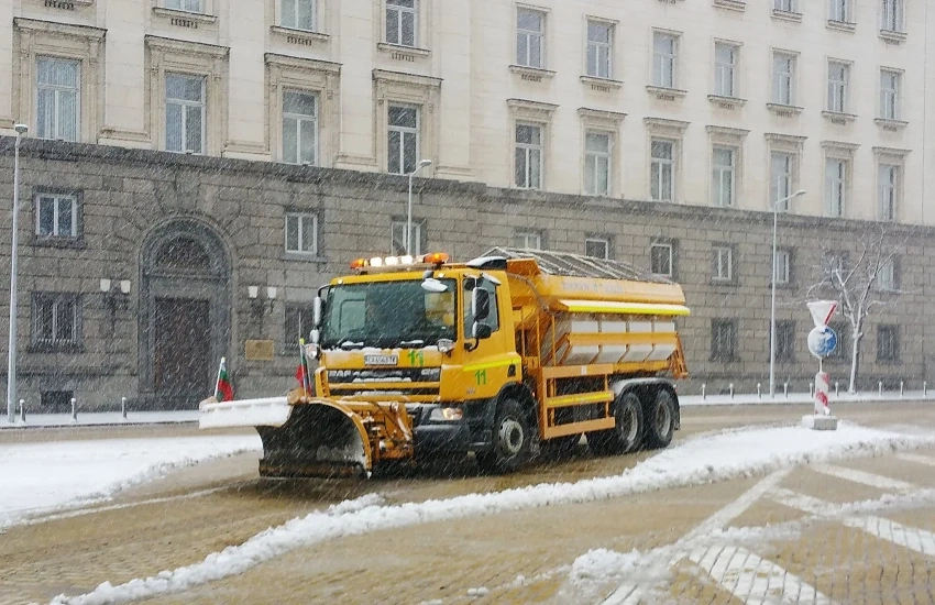 Обработени са пътищата против заледяване в София 