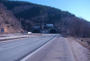 Временно ограничават движението в тунел „Правешки ханове“