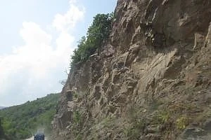 Паднали камъни затвориха пътя за Чепеларе 