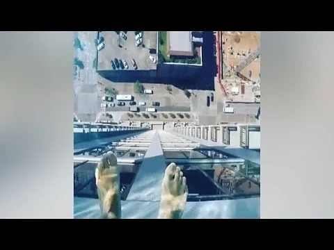Хотел в Тексас се обзаведе с висящ басейн на покрива