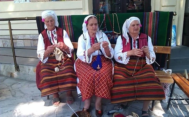 Баби от Банско учат чужденци да плетат