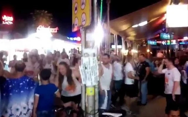 Собственик на заведение в Слънчака: Дори да няма музика, те си пеят и викат