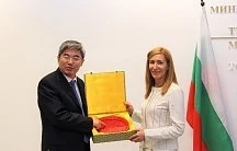 Министър Ангелкова обсъди с посланик Хайджоу рекламирането на България в Китай