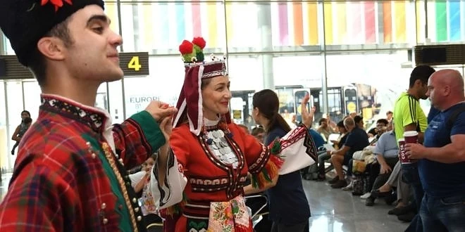 Летище Варнa забавлява заминаващите туристи с танци и вино 
