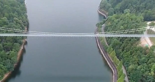 В Китай откриха 300 метра стъклен мост 