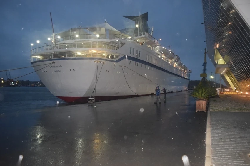 „Golden Iris” акостира на Морска гара в Бургас 